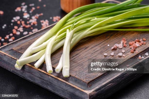 green onion or scallion on wooden board,fresh spring chives - bosui stockfoto's en -beelden