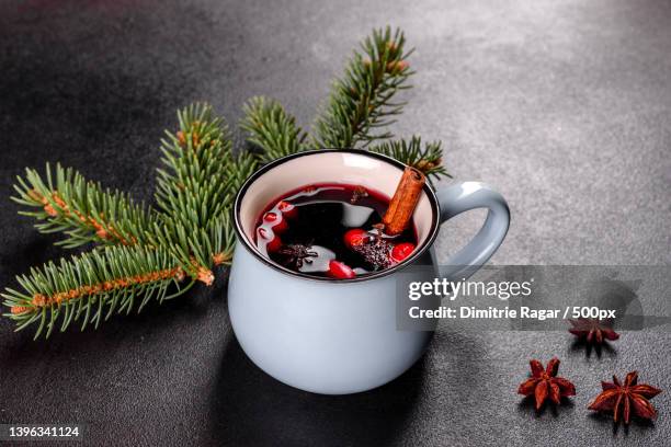 hot mulled wine for winter and christmas with various spices - vinho quente - fotografias e filmes do acervo