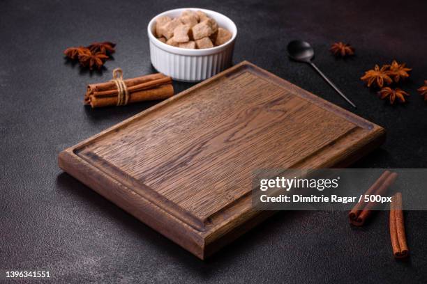 sugar,cinnamon and other spices on a wooden cutting board - 砧板 個照片及圖片檔