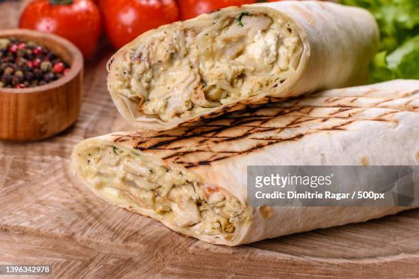 delicious fresh shawarma with meat and vegetables - lavash stockfoto's en -beelden
