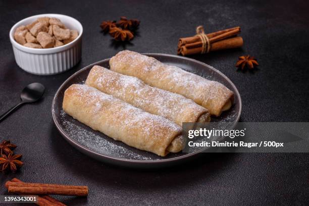 delicious fresh sweet vertuta with apple homemade pastries - strudel dessert stock-fotos und bilder