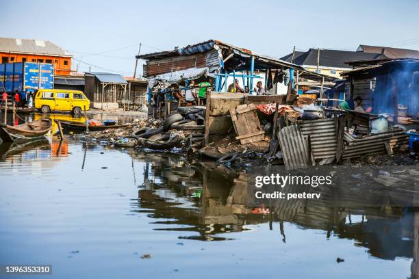 african city slum - makoko, lagos, nigeria - lagos nigeriaanse staat stockfoto's en -beelden