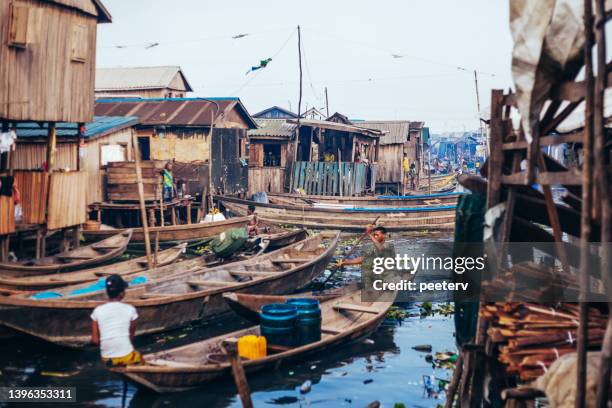 african city slum - makoko, lagos, nigeria - lagos nigeriaanse staat stockfoto's en -beelden