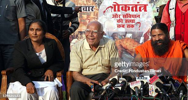 Yoga guru Baba Ramdev and Senior Advocate Ram Jethmalani and daughter-in-law of Rajbala who died in latenight crackdown on Ramdev’s suppoters address...