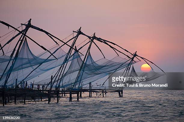 india, kerala, fort cochin, chinese fishing nets - cochin stockfoto's en -beelden