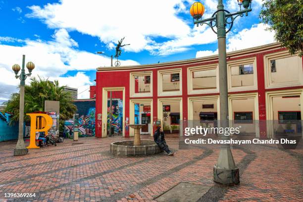 bogota, colombia - local colombian people enjoying the historic plaza chorro de quevedo in the candelaria district of the andes capital city in south amerca - la candelaria bogota stockfoto's en -beelden