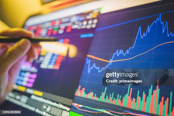 geschäftsperson, die einen stiftindikator hält geschäftsmodellanalyse für digitale vermögenswerte kryptowährungen nachhaltigkeit anlageselektive us-dollar-anleihen und fonds stabile münzen - geldwechsel stock-fotos und bilder