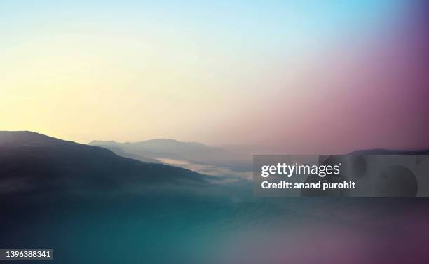 background abstract misty mountain range colourful wallpaper digital art gradiant pastel dramatic backdrop - scène tranquille brume photos et images de collection