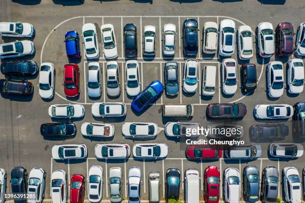 drone point view of car crash accident in parking lot - parking imagens e fotografias de stock