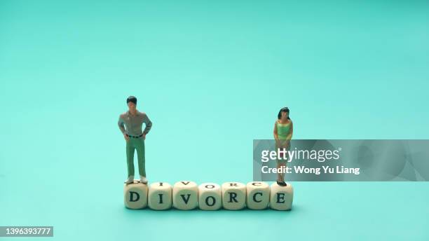 divorce concept photo with toys and copyspace - advocaat juridisch beroep stockfoto's en -beelden