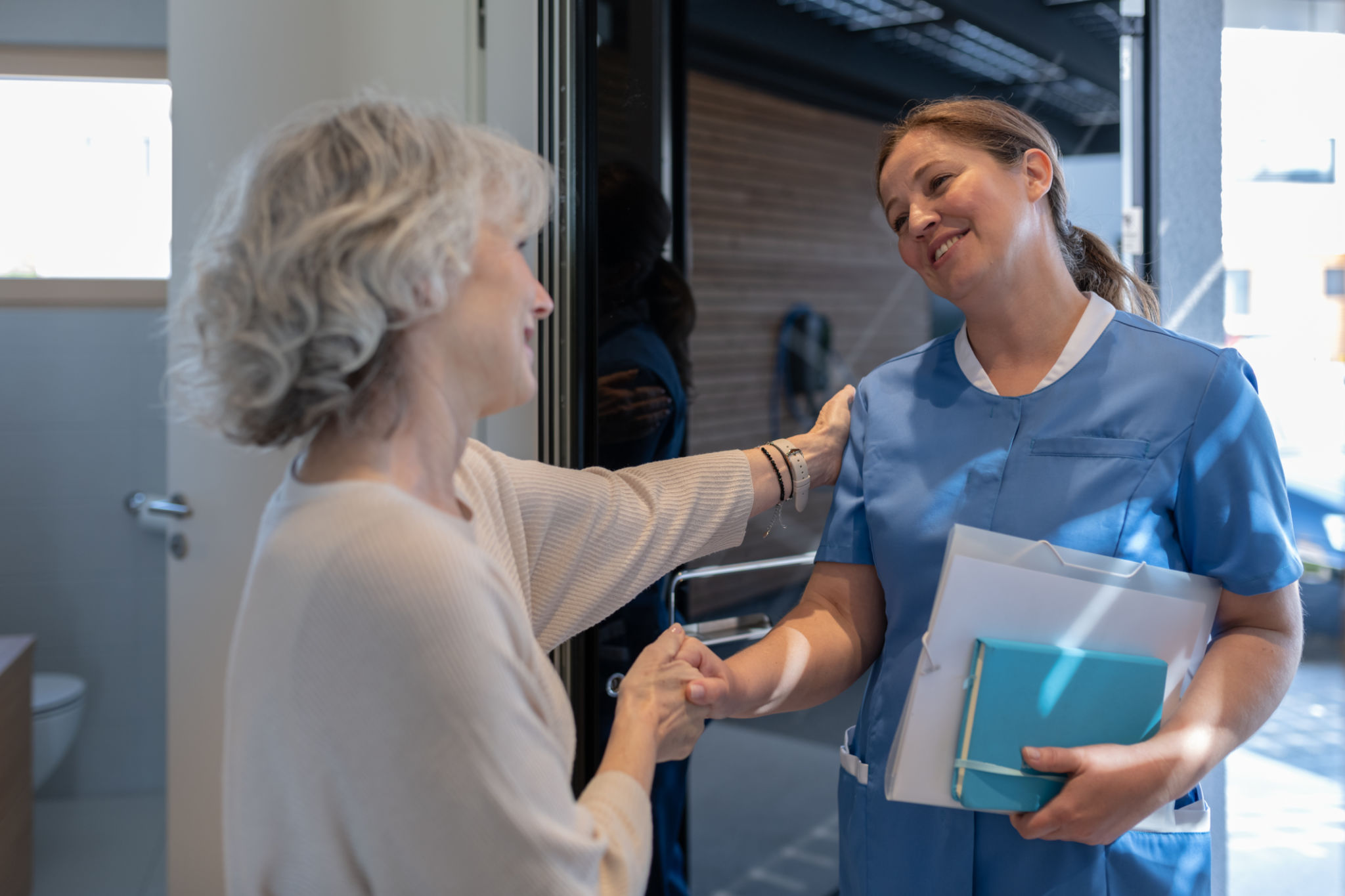 Visit of medical staff in uniform (nurse, doctor) to the patient at home Visit of medical staff in uniform (nurse, doctor) to the patient at home