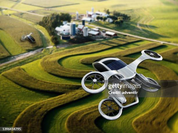 農村部上空を飛行する概念的なevtol(電動垂直離着陸)航空機 - motor ストックフォトと画像