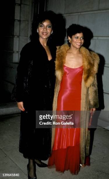 Actresses Debbie Allen and Phylicia Rashad attenidng "The Kennedy Center Honors Awards" on December 2, 1984 at the Kennedy Center in Washington, D.C.