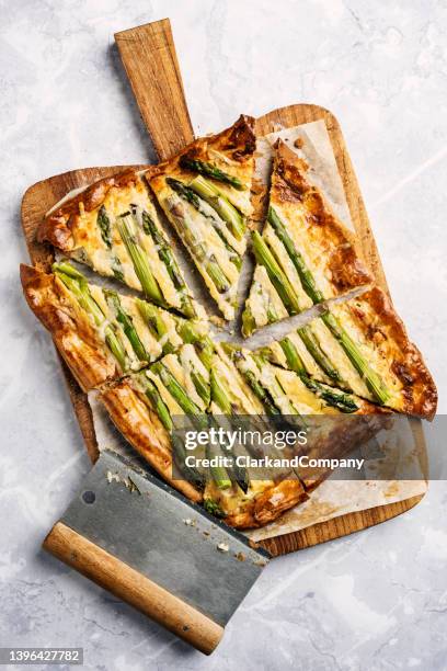 galette aux asperges et au fromage - tartes-et-tourtes-salées photos et images de collection