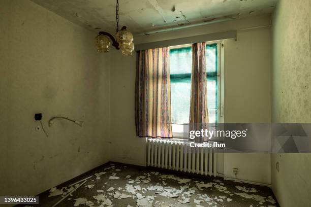 room in bad condition in an abandoned hospital - abbandonato foto e immagini stock