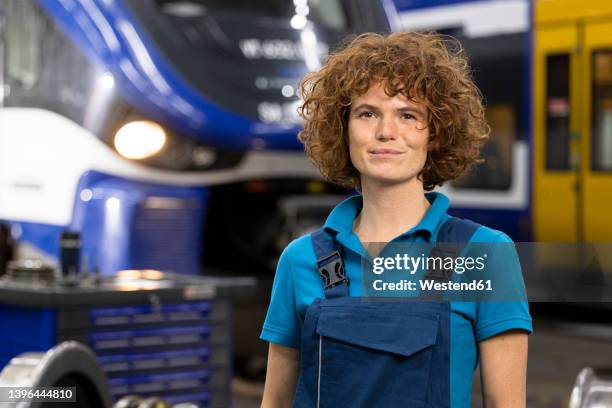 engineer standing in warehouse at industry - woman waist up stock-fotos und bilder