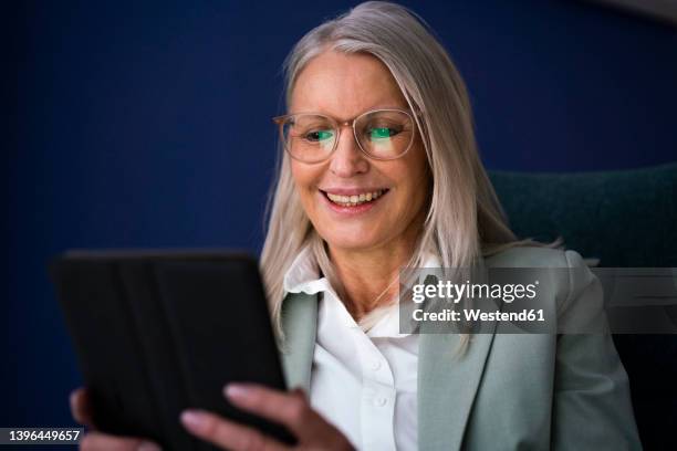 smiling senior businesswoman using tablet pc - westend 61 fotografías e imágenes de stock