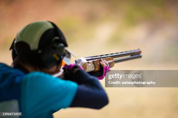 tirador deportivo de skeet de arcilla - clay shooting fotografías e imágenes de stock