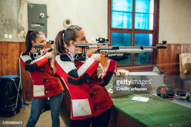treinamento do atirador do esporte das mulheres - tiro ao alvo - fotografias e filmes do acervo