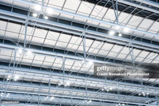 ceiling with bright lights in a modern warehouse, shopping center building, office or other commercial real estate object. directional led lights on rails under the ceiling - plafond photos et images de collection