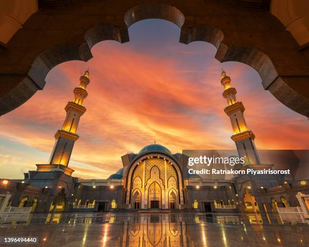 beautiful sunset scene of the federal territory mosque, also known as masjid wilayah persekutuan in kuala lumpur - malaysia - federal territory mosque stock-fotos und bilder