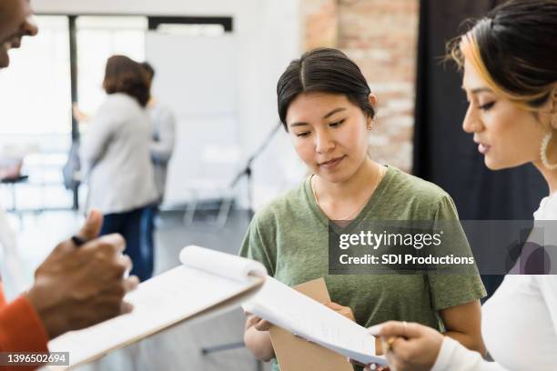 small group stands to rehearse lines - scenario stockfoto's en -beelden