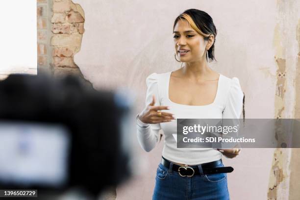 mujer adulta joven lee líneas a la cámara - realizador de cinema fotografías e imágenes de stock