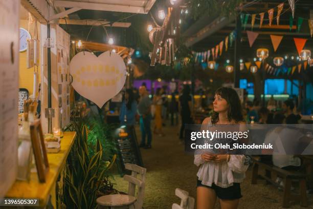 woman on food market making an order - street food truck 個照片及圖片檔