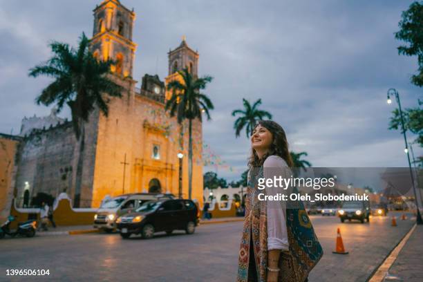 woman looking at  church in valladolid town, mexico - ciudad de méxico stockfoto's en -beelden