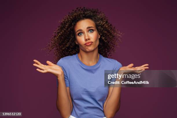 emocional mujer bella - purple shirt fotografías e imágenes de stock