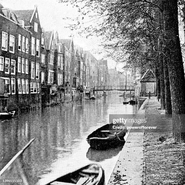 stockillustraties, clipart, cartoons en iconen met oudezijds voorburgwal canal in amsterdam, netherlands - 19th century - grachtenpand