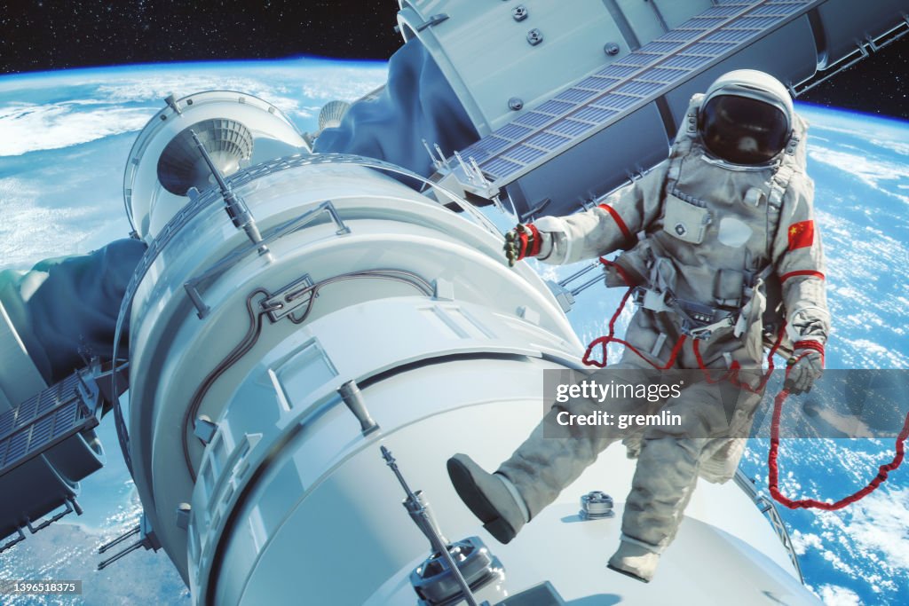 Astronauta chino sobre el módulo principal Tianhe en la Estación Espacial Tiangong