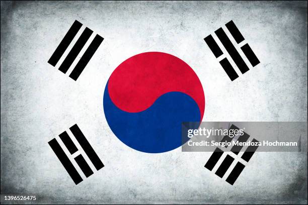flag of south korea with a grunge texture - bandeira da coreia do sul imagens e fotografias de stock