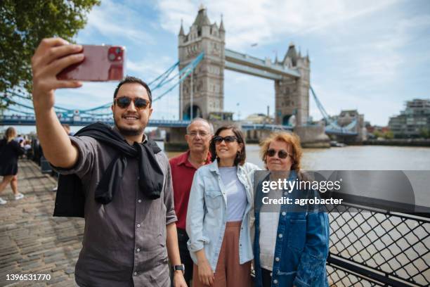 young family taking vacation selfie photo in london as tourists - london not hipster not couple not love not sporty not businessman not businesswoman not young man no stockfoto's en -beelden