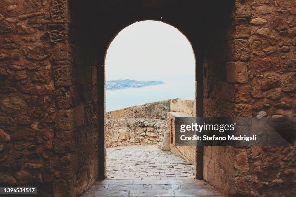 empty fortress entrance stone arch - arches stock-fotos und bilder