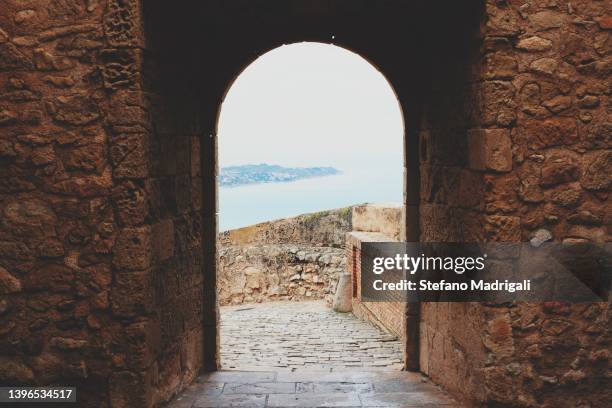 empty fortress entrance stone arch - sinal de entrada imagens e fotografias de stock