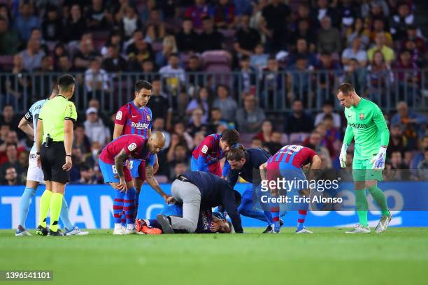 Ronald Araujo of FC Barcelona receives medical attention during the La Liga Santader match between FC Barcelona and RC Celta de Vigo