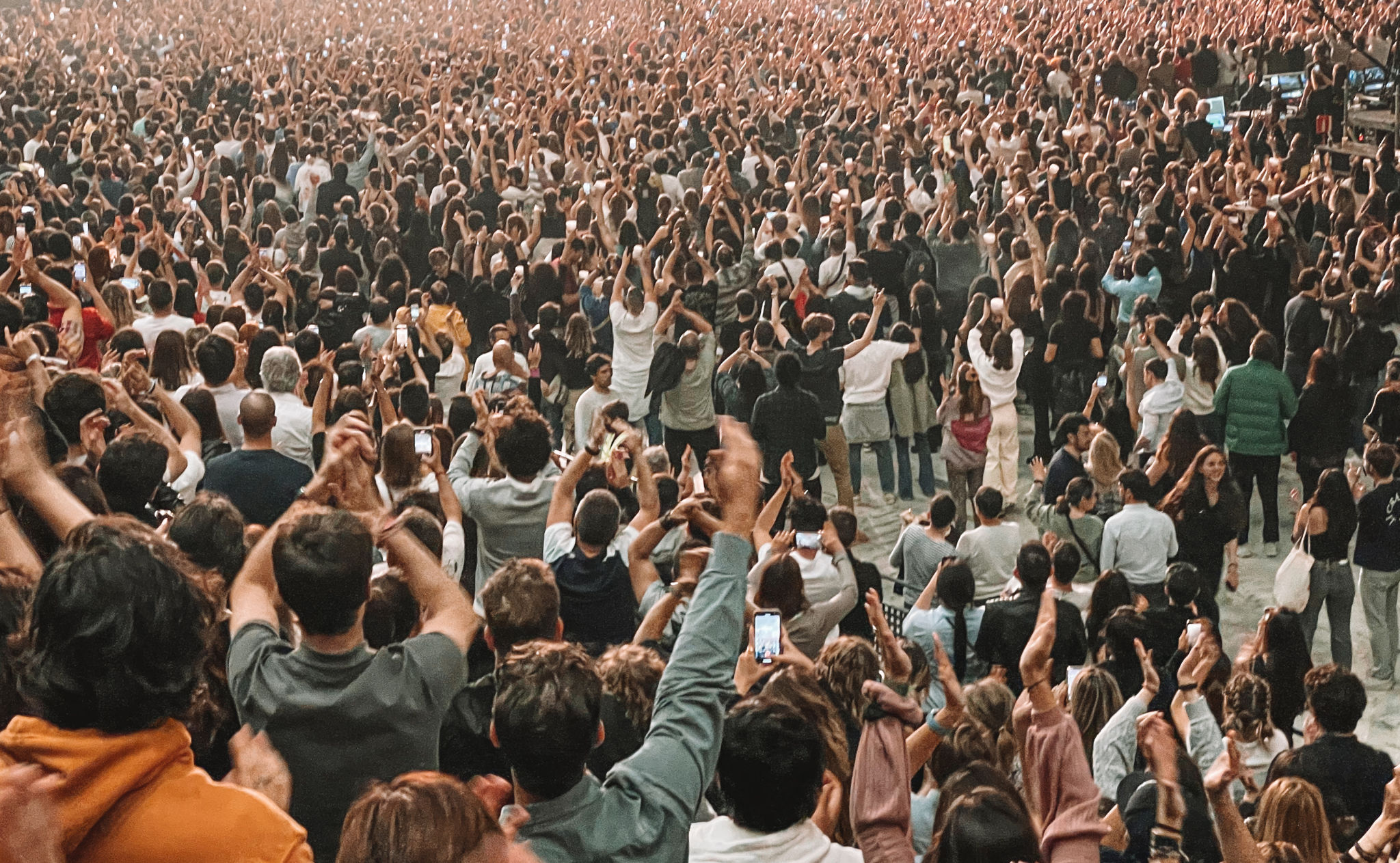 event crowd dancing