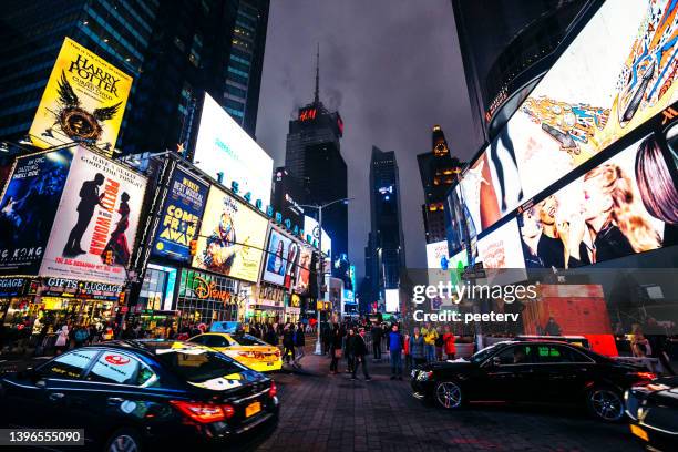 times square verkehr bei nacht, new york city - times square stock-fotos und bilder