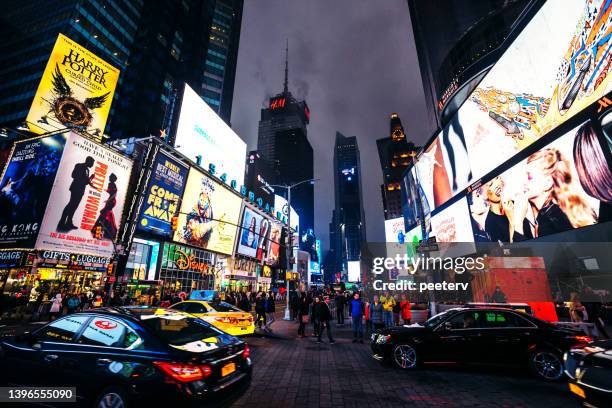 times square traffic by night, new york city - broadway manhattan stockfoto's en -beelden