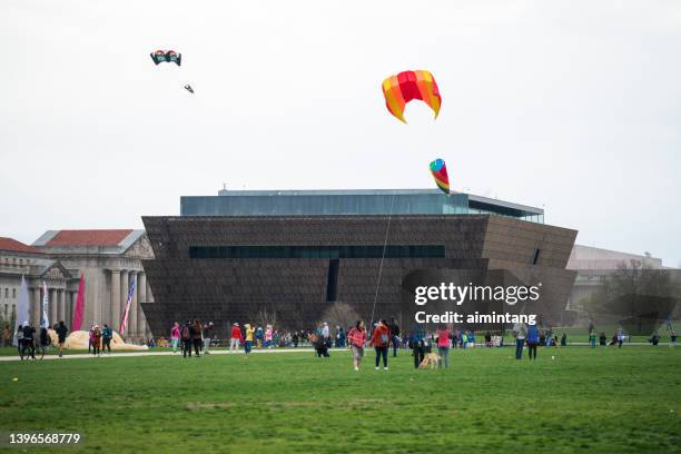 people enjoying their time at national mall - kite museum stock pictures, royalty-free photos & images