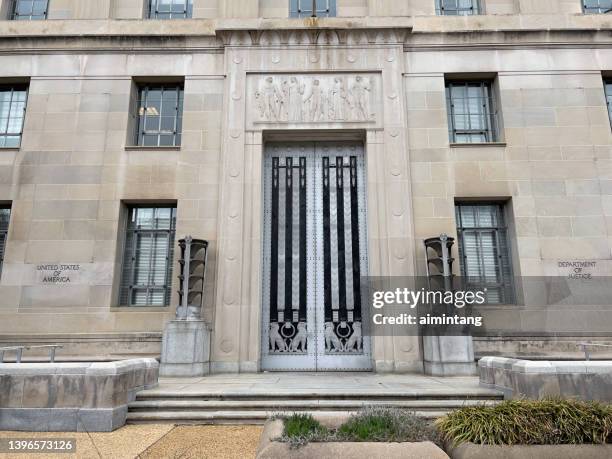 facciata dell'edificio del dipartimento di giustizia a washington dc - procedimento giudiziario foto e immagini stock