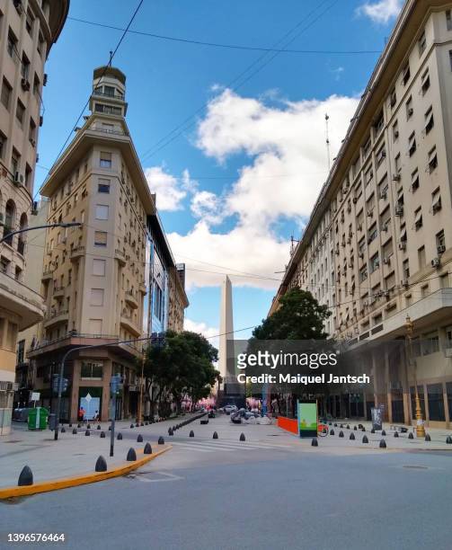 street view of the obelisco of buenos aires - buenos aires cityscape stock pictures, royalty-free photos & images