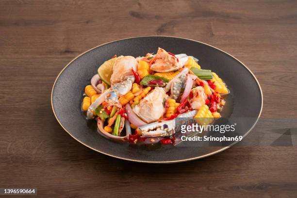thai style papaya blue crab salad with corn. thai food concept - chilli crab 個照片及圖片檔