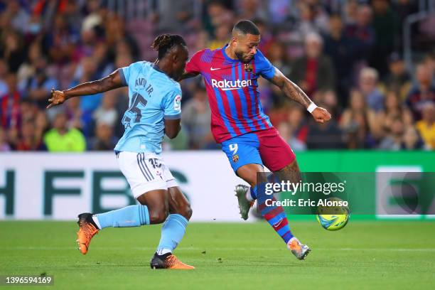 Memphis Depay FC Barcelona pass the ball during the La Liga Santader match between FC Barcelona and RC Celta de Vigo