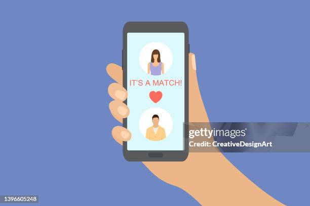 ilustraciones, imágenes clip art, dibujos animados e iconos de stock de pareja match en aplicación de citas en línea en teléfono móvil. - tinder