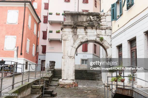 richards arch, arco di riccardo, part of the old roman city wall, residential area, old town, trieste, trieste, friuli venezia giulia, italy - arco 2019 stock pictures, royalty-free photos & images