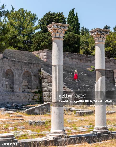 tourist on stairs, ruins with columns, former temple, asklepieion, kos, dodecanese, greece - kos stock-fotos und bilder