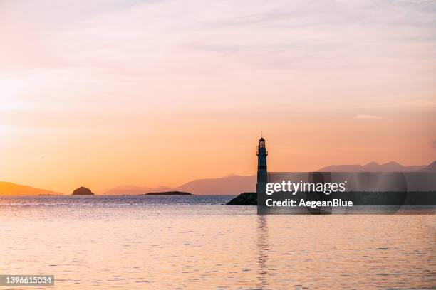 costa del egeo y faro al atardecer - aegean turkey fotografías e imágenes de stock