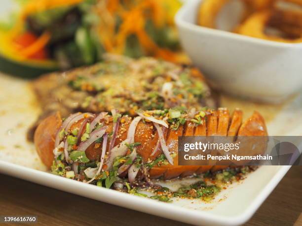 sausage salad thai herb food with vegetable in white plate - gerookte worst stockfoto's en -beelden